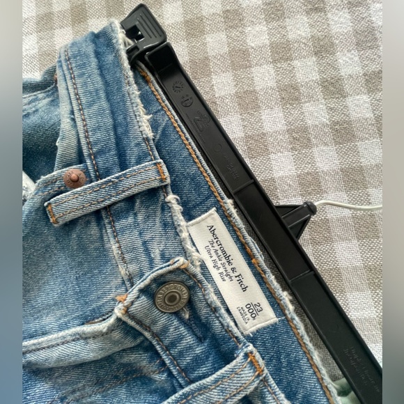 Abercrombie Ultra High Rise Ankle Straight Jean - Picture 3 of 3
